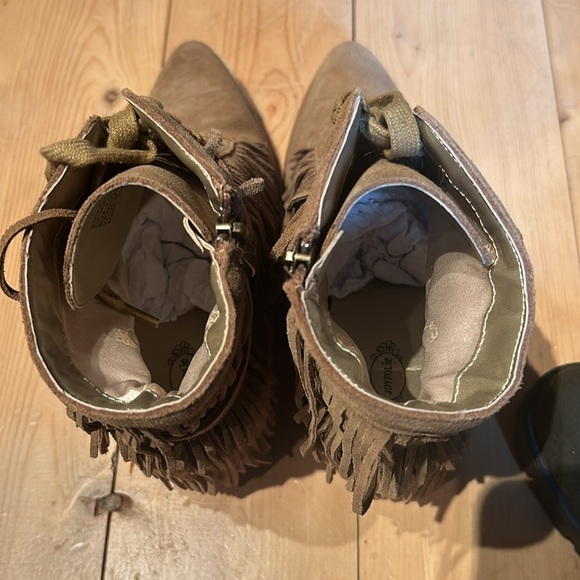 Beautiful fringe booties - Picture 11 of 14